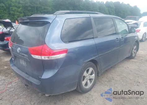 2013 Toyota Sienna Le V6 8 Passenger z USA, uszkodzony, nr VIN 5TDKK3DC0DS340583